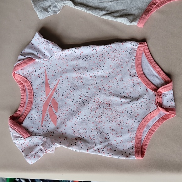 Reebok Onsies - Picture 3 of 3